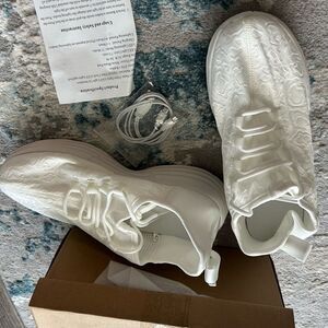 Fiber optic LED light up White Embroidered Sneakers, new without tags box, 9